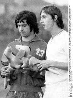 FC Bayern München - Ajax Amsterdam: Gerd Müller (li., Bayern) und Johan Cruyff (Ajax) mit Maskottchen der Olympischen Sommerspiele in München