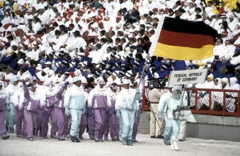 ANGERER Peter Team GER Fahnentraeger bei der Eroeffnungsfeier Olympische Winterspiele 1988 in Calgary 