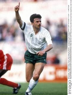 ALLOFS Klaus Team Werder Bremen jubelt nach seinem Tor zum 1 : 0 UEFA Finale der Pokalsieger 1992 in Lissabon Werder Bremen-AC Monaco 2 : 0 am 06 Mai 1992 in Lissabon 