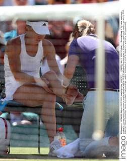 (140703) -- LONDON, July 3, 2014 (Xinhua) -- Simona Halep of Romania receives a medical treatment during the women s singles semifinal at the 2014 Wimbledon Championships in Wimbledon, southwest London, on July 3, 2014. 
