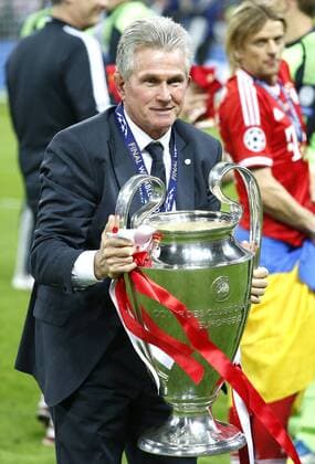 HEYNCKES Jupp Trainer Team FC Bayern Muenchen mit Pokal UEFA CHAMPIONS LEAGUE Finale 2013 in London Borussia Dortmund-FC Bayern Muenchen 1 : 2 am 25. Mai 2013 im Wembley Stadion in London 