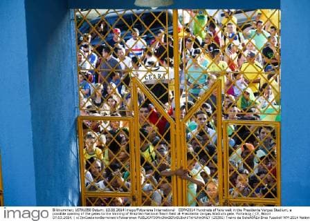 COPA2014 Hundreds of fans wait in the Presidente Vargas Stadium, a possible opening of the gates to the training of Brazilian National Team held at Presidente Vargas Stadium gate. Fortaleza CE, Brazil 07.03.2014. ( x(3)xCaetanoxBarreirax xFotoarenax  (25392) Treino da SeleÃßÃ£o Bras