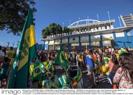 COPA2014 Hundreds of fans wait in the Presidente Vargas Stadium, a possible opening of the gates to the training of Brazilian National Team held at Presidente Vargas Stadium gate. Fortaleza CE, Brazil 07.03.2014. ( x(725)xMarceloxMachadoxdexMelox x  (25392) Treino da SeleÃßÃ£o Bras