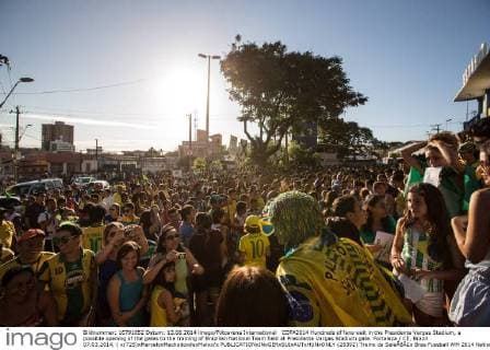 COPA2014 Hundreds of fans wait in the Presidente Vargas Stadium, a possible opening of the gates to the training of Brazilian National Team held at Presidente Vargas Stadium gate. Fortaleza CE, Brazil 07.03.2014. ( x(725)xMarceloxMachadoxdexMelox x  (25392) Treino da SeleÃßÃ£o Bras