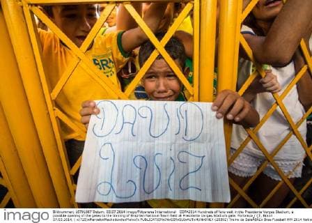 COPA2014 Hundreds of fans wait in the Presidente Vargas Stadium, a possible opening of the gates to the training of Brazilian National Team held at Presidente Vargas Stadium gate. Fortaleza CE, Brazil 07.03.2014. ( x(725)xMarceloxMachadoxdexMelox x  (25392) Treino da SeleÃßÃ£o Bras