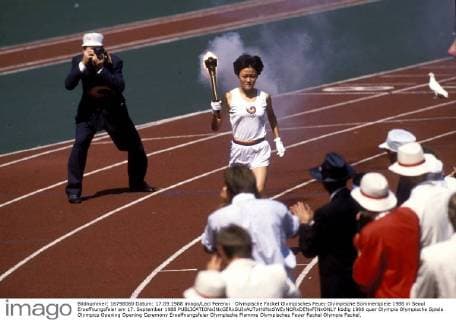 Olympische Fackel Olympisches Feuer Olympische Sommerspiele 1988 in Seoul Eroeffnungsfeier am 17. September 1988 