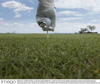Golfball wird auf einen Tee gelegt, Deutschland, Europa ibxmmx03934673.jpg