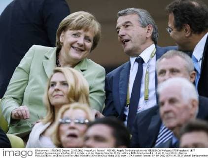 MERKEL Angela Bundeskanzlerin mit NIERSBACH Wolfgang DFB Praesident UEFA Fussball Europameisterschaften 2012 in Polen und der Ukraine Spiel Nr.25 Viertelfinale BRD-Griechenland 4 : 2 am 22.Juni 2012 in Danzig 
