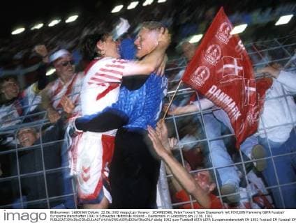 SCHMEICHEL Peter Torwart Team Daenemark mit POVLSEN Flemming UEFA Fussball Europameisterschaften 1992 in Schweden Halbfinale Holland - Daenemark in Goeteborg am 22.06. 1992 