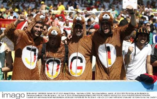 Germany s (DFB) fans pose before a match of 2014 FIFA World Cup at the Estadio do Maracana Stadium in Rio de Janeiro, , on July 4, 2014.(Xinhua WangxLili)(pcy) (SP) RIO DE JANEIRO-WORLD CUP 2014-