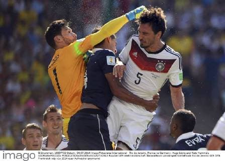 Rio de Janeiro, France vs Germany: Hugo Lloris and Mats Hummels xADRIANxMACIASx 