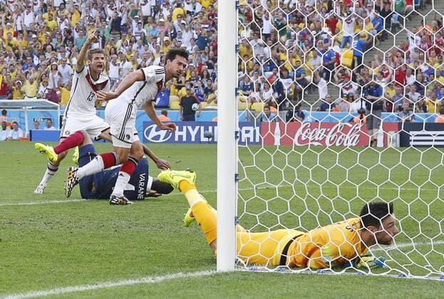 Mats HUMMELS, DFB 5 Torjubel, Jubel nach dem Tor zum 1-0 mit Thomas MÜLLER, DFB 13 Hugo LLORIS, Fra 1am Boden DEUTSCHLAND - FRANKREICH FIFA Fussball WM Weltmeisterschaft am 04.07.2014 Stadion Maracana Rio de Janeiro, BRASILIEN