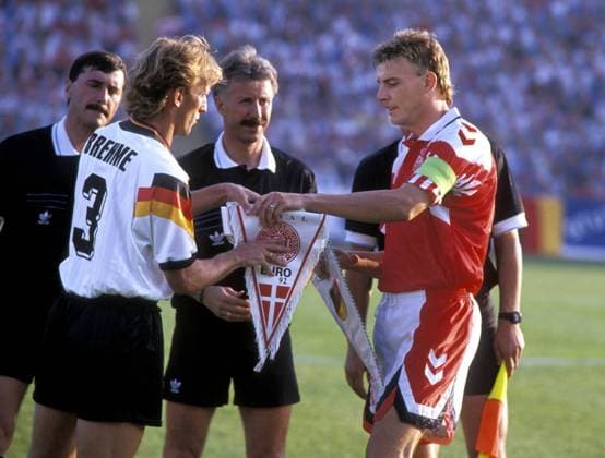 Fußball, EM Finale 1992 in Göteborg, Dänemark - Deutschland 2:0 BREHME Andreas Kapitaen Team Deutschland mit OLSEN Lars UEFA Fussball Europameisterschaften 1992 in Schweden Finale Daenemark-Deutschland in Goeteborg 2 : 0 am 26.06.1992 