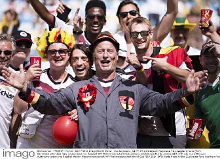 Rio de Janeiro, 04.07.2014,Estadio do Maracana Hausmeister Krause (Tom Gerhardt) unter den Fans Deutschland mm