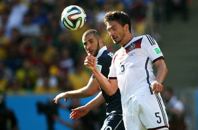 Mats Hummels from Germany fights for the ball against Karim Benzema from France, during the quarters final of the football World Cup Brazil 2014, at Maracana Stadium, in Rio de Janeiro, Brazil Germany vs. France, Quarter final. World Cup Brazil 2014. Deutschland - Frankreich, Viertelfinale, WM 2014, 04.07.2014 EP_CEZ