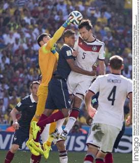 Rio de Janeiro, 04.07.2014,Estadio do Maracana Torwart Hugo Lloris(Frankreich), Raphael Varane (Frankreich), Mats Hummels (Deutschland) Frankreich - Deutschland mm