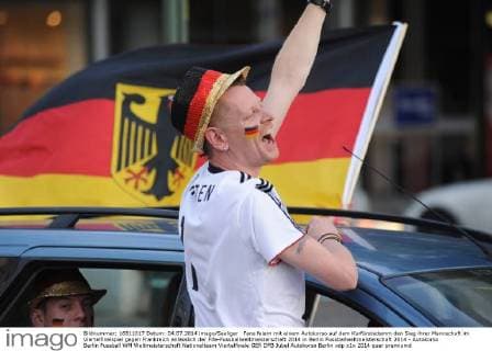 Fans feiern mit einem Autokorso auf dem Kurfürstedamm den Sieg ihrer Mannschaft im Viertelfinalspiel gegen Frankreich anlässlich der Fifa-Fussballweltmeisterschaft 2014 in Berlin Fussballweltmeisterschaft 2014 - Autokorso Berlin