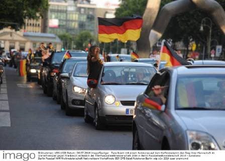 Fans feiern mit einem Autokorso auf dem Kurfürstedamm den Sieg ihrer Mannschaft im Viertelfinalspiel gegen Frankreich anlässlich der Fifa-Fussballweltmeisterschaft 2014 in Berlin Fussballweltmeisterschaft 2014 - Autokorso Berlin