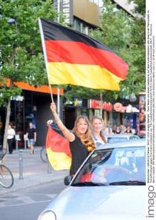 Fans feiern mit einem Autokorso auf dem Kurfürstedamm den Sieg ihrer Mannschaft im Viertelfinalspiel gegen Frankreich anlässlich der Fifa-Fussballweltmeisterschaft 2014 in Berlin Fussballweltmeisterschaft 2014 - Autokorso Berlin