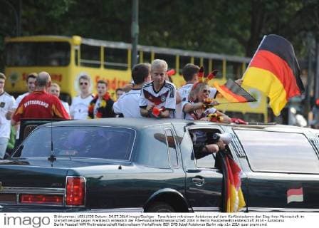 Fans feiern mit einem Autokorso auf dem Kurfürstedamm den Sieg ihrer Mannschaft im Viertelfinalspiel gegen Frankreich anlässlich der Fifa-Fussballweltmeisterschaft 2014 in Berlin Fussballweltmeisterschaft 2014 - Autokorso Berlin