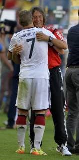 04.07.2014, Fussball WM 2014 in Brasilien, Viertelfinale, Frankreich - Deutschland im Maracana-Stadion in Rio de Janeiro. Schlusspfiff! Bastian SCHWEINSTEIGER (Deutschland) und Mannschaftsarzt Dr. med. Hans-Wilhelm Müller-Wohlfahrt (Deutschland) feiern den Sieg. 