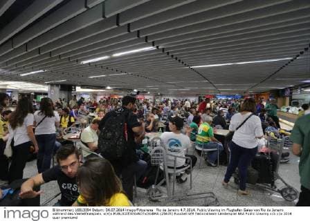 Rio de Janeiro 4.7.2014. Public Viewing im Flughafen Galeo von Rio de Janeiro während des Viertelfinalspiels. x(4)x  (25435)