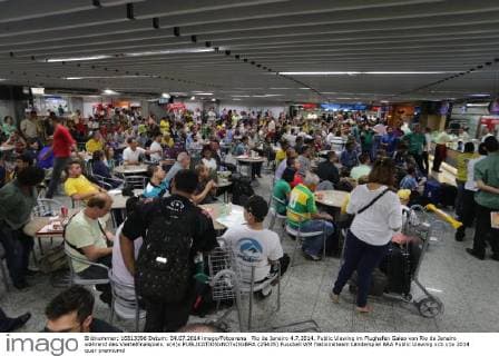 Rio de Janeiro 4.7.2014. Public Viewing im Flughafen Galeo von Rio de Janeiro während des Viertelfinalspiels. x(4)x  (25435)