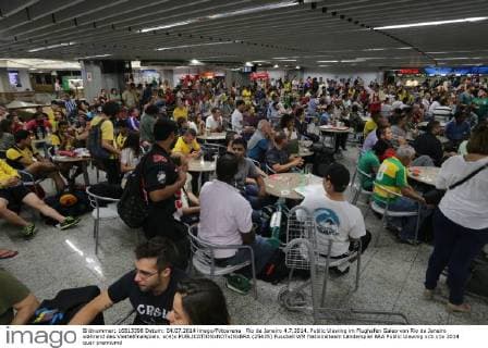 Rio de Janeiro 4.7.2014. Public Viewing im Flughafen Galeo von Rio de Janeiro während des Viertelfinalspiels. x(4)x  (25435)