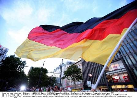 Eine Fahne mit den deutschen Farben wird geschwenkt FIFA Fußball-Weltmeisterschaft 2014, Fußball WM 2014, Autokorso am Kurfürstendamm, Fussball, Fußball, WM, soccer, Berlin, 4.7.2014