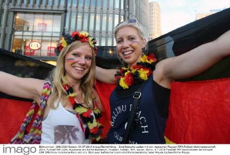Zwei hübsche Ladies mit den deutschen Flaggen FIFA Fußball-Weltmeisterschaft 2014, Fußball WM 2014, Autokorso am Kurfürstendamm, Fussball, Fußball, WM, soccer, Berlin, 4.7.2014