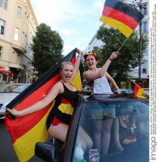Zwei Frauen mit einer deutschen Flagge in einem Auto FIFA Fußball-Weltmeisterschaft 2014, Fußball WM 2014, Autokorso am Kurfürstendamm, Fussball, Fußball, WM, soccer, Berlin, 4.7.2014