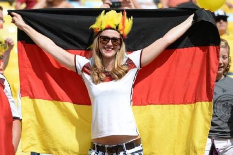 deutscher weiblicher Fan,Fussballfan,,junge Frau mit Deutschlandflagge,Deutschlandfahne,Jubel,Freude,Begeisterung, Deutschland (GER) . Viertelfinale,3.Runde,Spiel 58, am 04.07.2014 in Rio De Janeiro. Fussball Weltmeisterschaft 2014