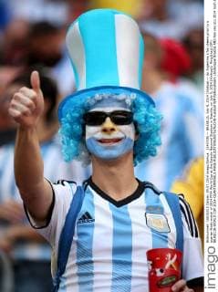 (140705) -- BRASILIA, July 5, 2014 (Xinhua) -- An Argentina s fan cheers prior to a quarter-finals match of 2014 FIFA World Cup at the Estadio Nacional Stadium in Brasilia, on July 5, 2014.(Xinhua Li Ming)(xzj) (SP) BRASILIA-WORLD CUP 2014-QUARTERFINALS-FANS 