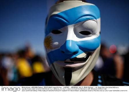(140705) -- BRASILIA, July 5, 2014 (Xinhua) -- An Argentina s fan poses before a quarter-finals match of 2014 FIFA World Cup in Brasilia, on July 5, 2014.(Xinhua Jhon Paz)(pcy) (SP) BRASILIA-WORLD CUP 2014-QUARTERFINALS-FANS 
