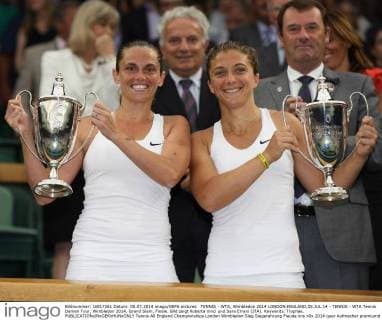 TENNIS - WTA, Wimbledon 2014 LONDON,ENGLAND,05.JUL.14 - TENNIS - WTA Tennis Damen Tour, Wimbledon 2014, Grand Slam, Finale. Bild zeigt Roberta Vinci und Sara Errani (ITA). Keywords: Trophäe. 