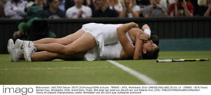 TENNIS - WTA, Wimbledon 2014 LONDON,ENGLAND,05.JUL.14 - TENNIS - WTA Tennis Damen Tour, Wimbledon 2014, Grand Slam, Finale. Bild zeigt den Jubel von Sara Errani und Roberta Vinci (ITA). 