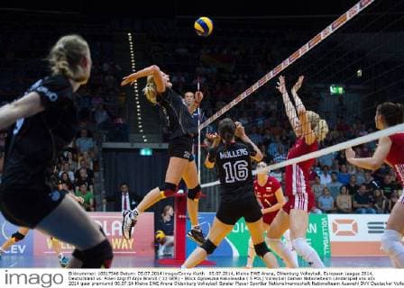 05.07.2014, Kleine EWE Arena, Oldenburg Volleyball, European League 2014, Deutschland vs. Polen Angriff Anja Brandt ( 22 GER) - Block Agnieszka Kakolewska ( 5 POL)