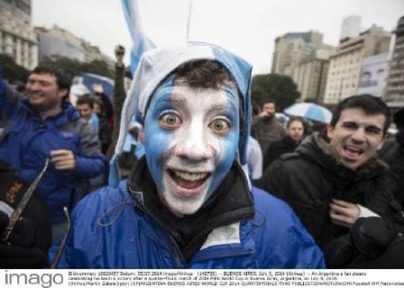 (140705) -- BUENOS AIRES, July 5, 2014 (Xinhua) -- An Argentina s fan cheers celebrating his team s victory after a quarter-finals match of 2014 FIFA World Cup in Buenos Aires, Argentina, on July 5, 2014. (Xinhua Martin Zabala)(pcy) (SP)ARGENTINA-BUENOS AIRES-WORLD CUP 2014-QUARTERFINALS-FANS 