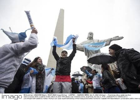 (140705) -- BUENOS AIRES, July 5, 2014 (Xinhua) -- Argentina s fans celebrate their team s victory after a quarter-finals match of 2014 FIFA World Cup in Buenos Aires, Argentina, on July 5, 2014. (Xinhua Martin Zabala)(pcy) (SP)ARGENTINA-BUENOS AIRES-WORLD CUP 2014-QUARTERFINALS-FANS 