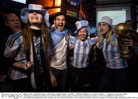 (140705) -- BUENOS AIRES, July 5, 2014 (Xinhua) -- Argentina s fans cheer while watching a quarter-finals match of 2014 FIFA World Cup at a bar in Buenos Aires, Argentina, on July 5, 2014. (Xinhua Martin Zabala)(pcy) (SP)ARGENTINA-BUENOS AIRES-WORLD CUP 2014-QUARTERFINALS-FANS 
