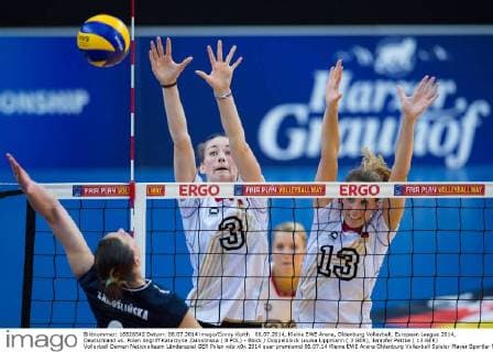 06.07.2014, Kleine EWE Arena, Oldenburg Volleyball, European League 2014, Deutschland vs. Polen Angriff Katarzyna Zaroslinska ( 8 POL) - Block Doppelblock Louisa Lippmann ( 3 GER), Jennifer Pettke ( 13 GER)