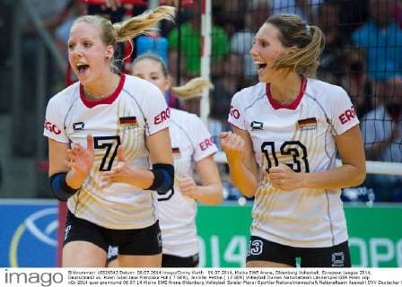 06.07.2014, Kleine EWE Arena, Oldenburg Volleyball, European League 2014, Deutschland vs. Polen Jubel Jana Franziska Poll ( 7 GER), Jennifer Pettke ( 13 GER)