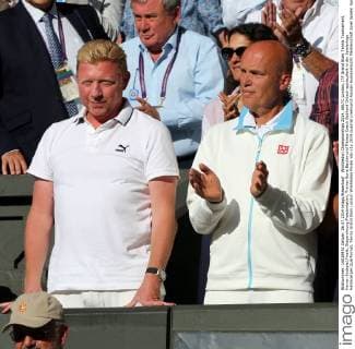 Wimbledon Championships 2014, AELTC,London, ITF Grand Slam Tennis Tournament, Herren Endspiel,Finale, Siegerehrung,Praesentation, Trainer Boris Becker und Fitness Coach Gebhard Gritsch applaudiert in der Spielerloge Halbkoerper,Querformat,