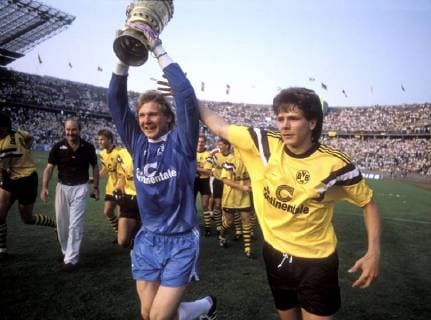 MOELLER Andreas mit Torwart Teddy DE BEER Team Borussia Dortmund jubelt mit DFB Pokal DFB Pokal Finale Borussia Dortmund - Werder Bremen 1989 im Berliner Olympia Stadion am 24.Juni 1989 in Berlin 