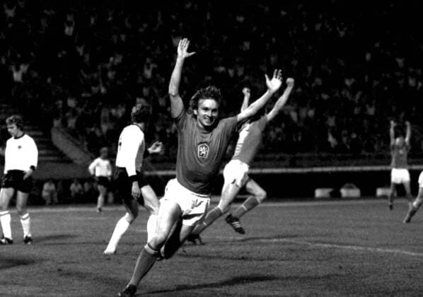 Fußball, EM Finale 1976 in Belgrad, Tschechoslowakei - Deutschland 5:3 i. E SVEHLIK Team CSSR schiesst das 1 : 0 für die CSSR TEAM CSSR ist Europameister 1976 UEFA Fussball Europameisterschaften 1976 in Belgrad in Jugoslavien Finale Deutschland-CSSR in Belgrad am 20.Juni 1976 