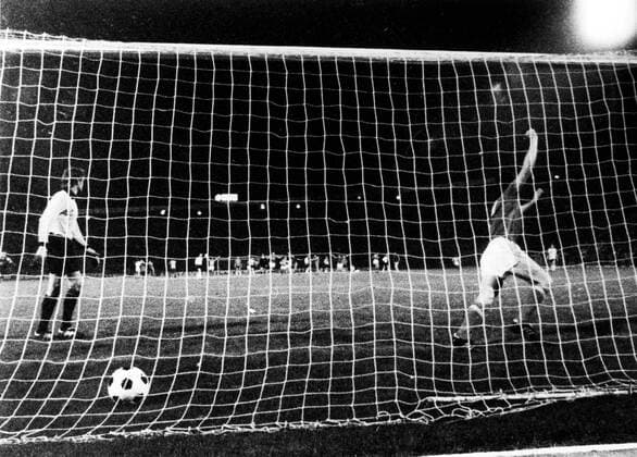 Fußball, EM Finale 1976 in Belgrad, Tschechoslowakei - Deutschland 5:3 i. E PANENKA Antonin schiesst den entscheidenden 11m gegen Torwart MAIER Sepp Team Deutschland TEAM CSSR ist Europameister 1976 UEFA Fussball Europameisterschaften 1976 in Belgrad in Jugoslavien Finale Deutschland-CSSR in Belgrad am 20.Juni 1976 