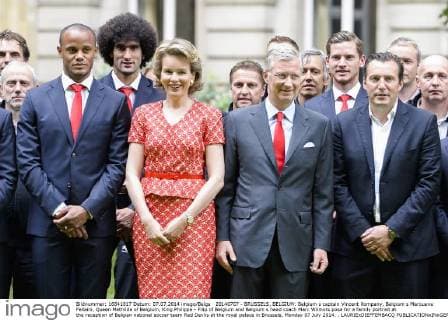 20140707 - BRUSSELS, BELGIUM: Belgium s captain Vincent Kompany, Belgium s Marouane Fellaini, Queen Mathilde of Belgium, King Philippe - Filip of Belgium and Belgium s head coach Marc Wilmots pose for a family portrait at the reception of Belgian national soccer team Red Devils at the royal palace in Brussels, Monday 07 July 2014. . LAURIExDIEFFEMBACQ  premiumd Highlight 04242544