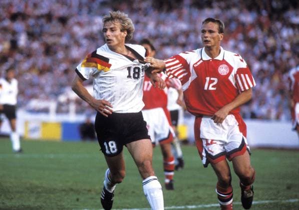 Fußball, EM Finale 1992 in Göteborg, Dänemark - Deutschland 2:0 KLINSMANN Juergen Team Deutschland mit PIECHNIK Torben UEFA Fussball Europameisterschaften 1992 in Schweden Finale Daenemark-Deutschland in Goeteborg 2 : 0 am 26.06.1992 