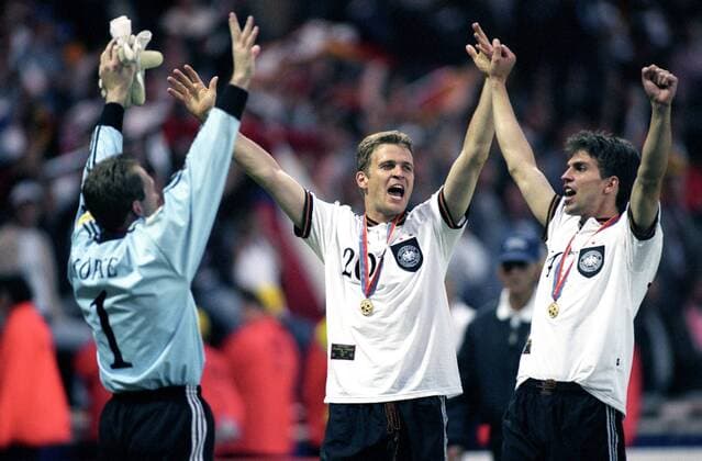 BIERHOFF Oliver Team Deutschland Europameister mit Torwart KOEPKE Andreas und BABBEL Markus TEAM DEUTSCHLAND EUROPAMEISTER 1996 UEFA Fussball Europameisterschaften 1996 in England Finale Tschechische Republik - Deutschland am 30.Juni 1996 im Wembley Stadion in London 