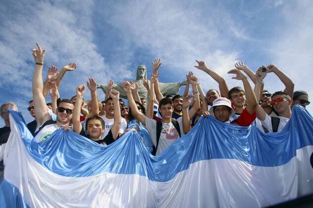 2014 FIFA World Cup - Argentinische Fans vor der Cristo Redentor Statue - Rio de Janeiro -